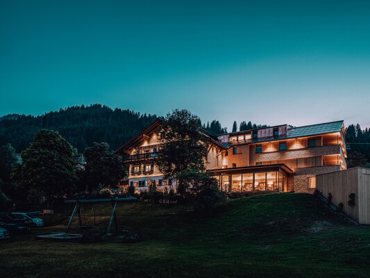 Naturhotel Chesa Valisa Stammhaus bei Nacht