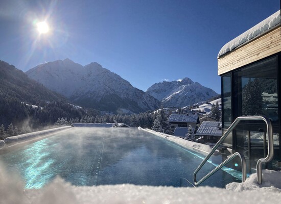 pool-ausblick-auf-berge-schnee-ifen-hotel-jh-1