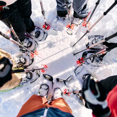 Gruppengemeinschaft beim Schneeschuhwandern im Schneeland Gottesacker, Blick nach unten auf die Schneeschuh- und Skistock-Spur. | © Kleinwalsertal Tourismus eGen • Fotograf: Oliver Farys