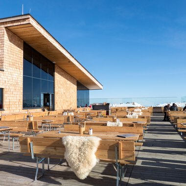 Mountain station with terrace and seating area outdoors in winter in Oberstdorf, Kleinwalsertal. | © Oberstdorf · Kleinwalsertal Bergbahnen