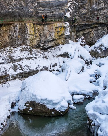 Frozen Breitachklamm with snow and ice, view of the river in a winter landscape. | © Kleinwalsertal Tourismus eGen • Breitachklamm • Photographer: Frank Drechsel