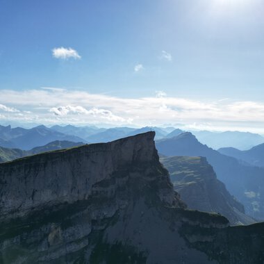 Bergpanorama mit schroffen Gipfeln und einer sonnigen Himmel, aufgenommen in den Bergen bei schönem Wetter. | © Kleinwalsertal Tourismus eGen